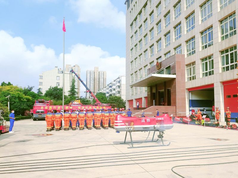 安阳市委书记袁家健一行慰问消防救援指战员并观看猎鹰装备演示